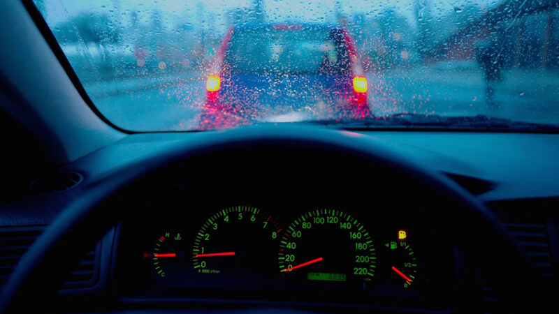 ¿Cómo evitar accidentes viales al manejar bajo la lluvia?