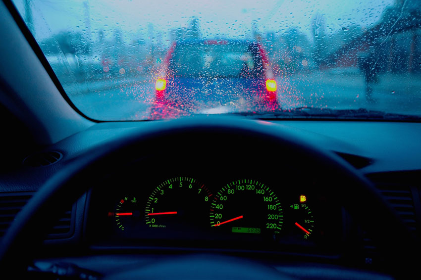 ¿Cómo evitar accidentes viales al manejar bajo la lluvia?