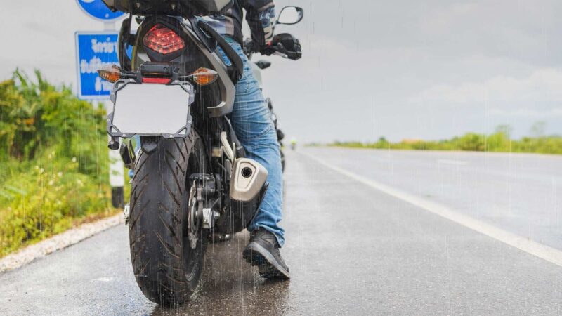 Tips para conducir tu moto bajo la lluvia