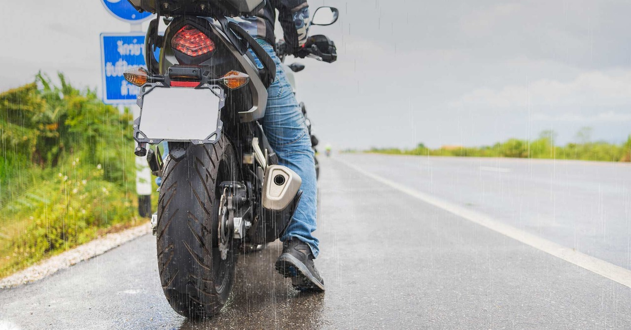 Tips para conducir tu moto bajo la lluvia
